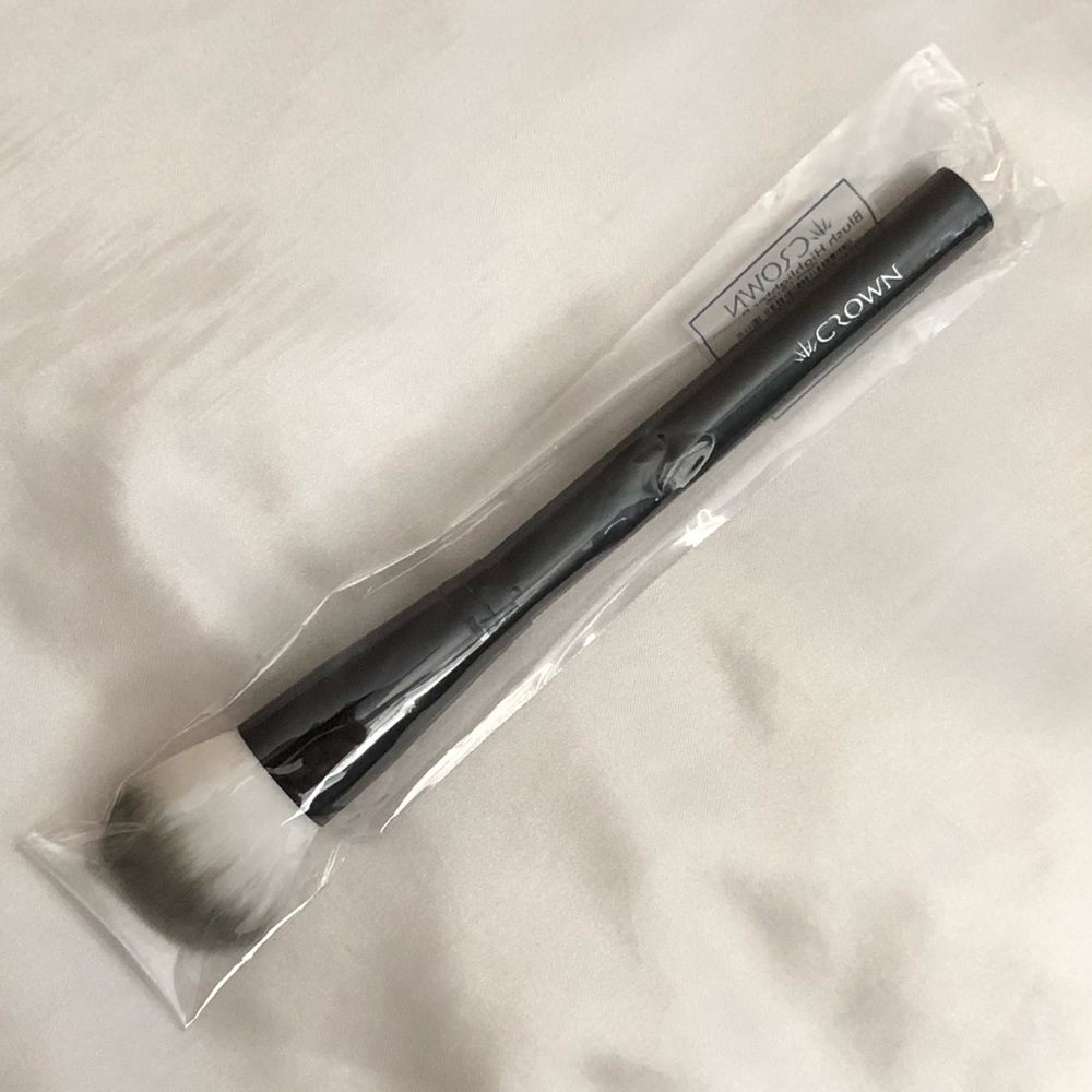 Crown Blush Highlighter Brush